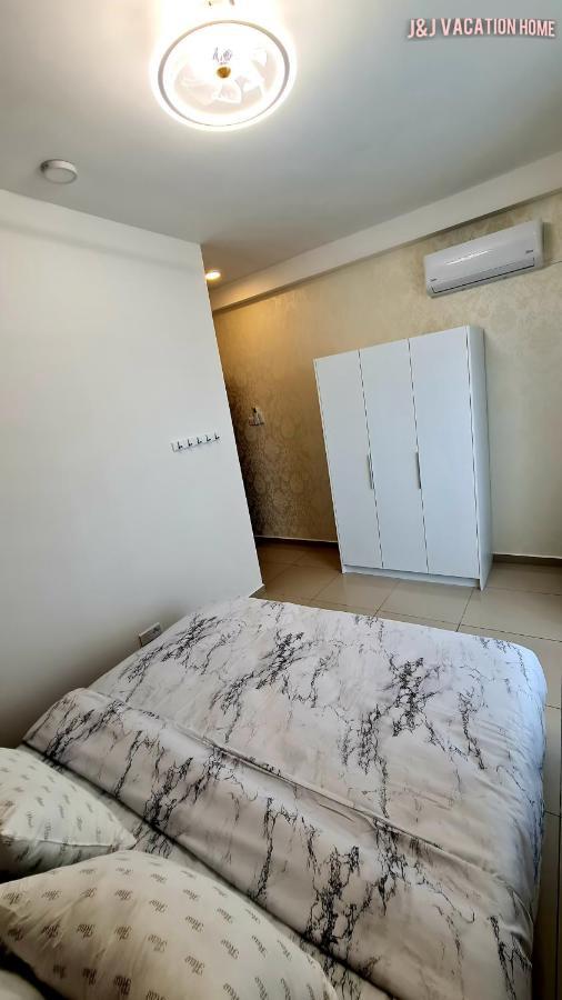 J&J Vacation Home@Novo8 Residence Kampong Tambak エクステリア 写真