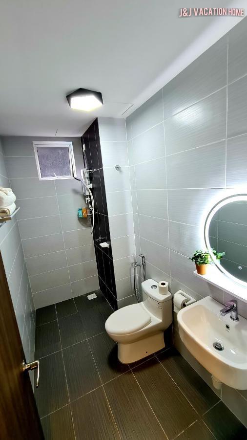 J&J Vacation Home@Novo8 Residence Kampong Tambak エクステリア 写真