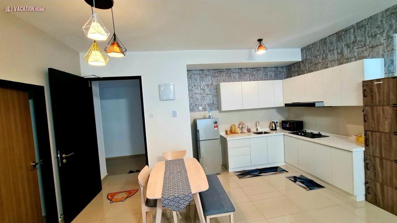 J&J Vacation Home@Novo8 Residence Kampong Tambak エクステリア 写真