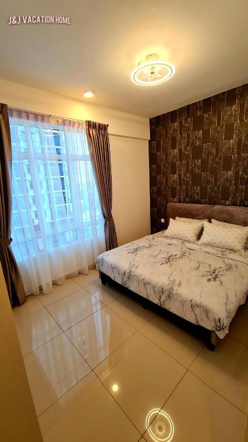 J&J Vacation Home@Novo8 Residence Kampong Tambak エクステリア 写真