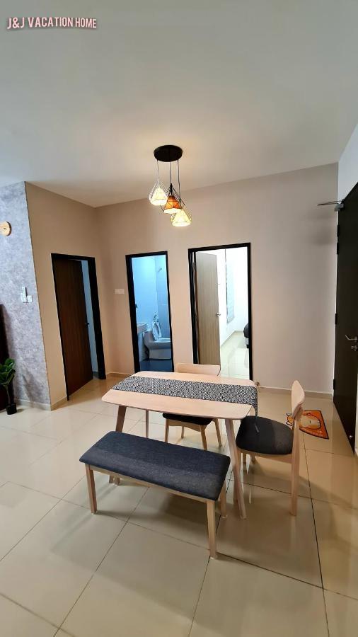 J&J Vacation Home@Novo8 Residence Kampong Tambak エクステリア 写真