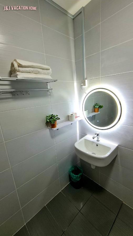 J&J Vacation Home@Novo8 Residence Kampong Tambak エクステリア 写真