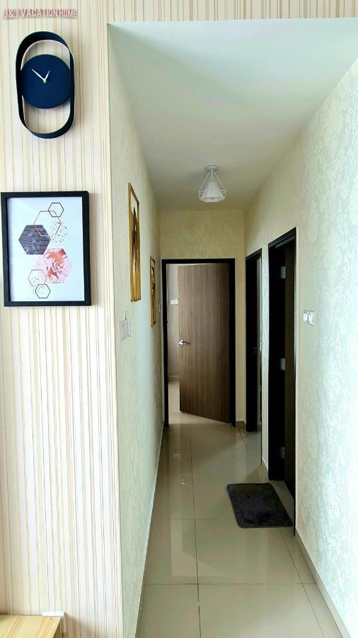 J&J Vacation Home@Novo8 Residence Kampong Tambak エクステリア 写真