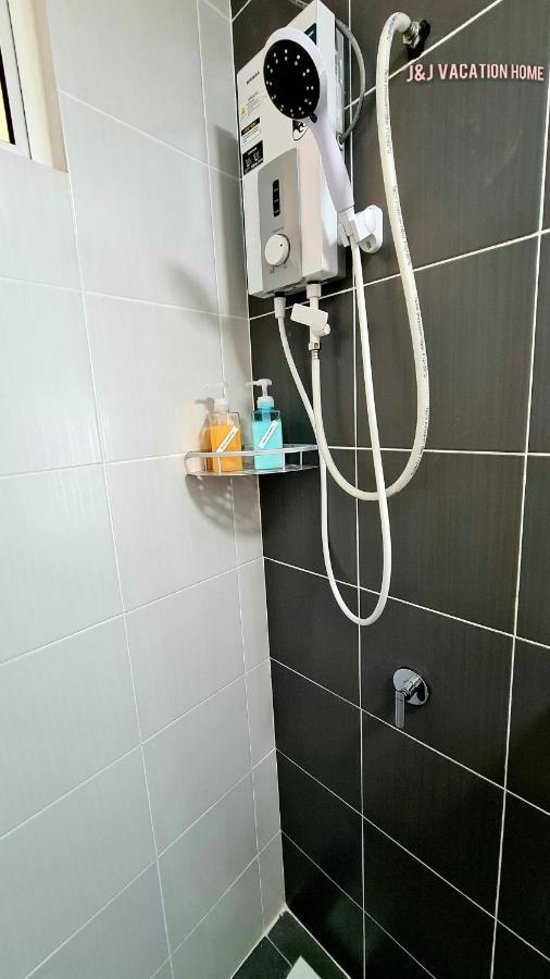 J&J Vacation Home@Novo8 Residence Kampong Tambak エクステリア 写真