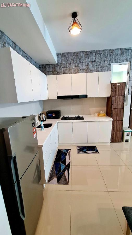 J&J Vacation Home@Novo8 Residence Kampong Tambak エクステリア 写真