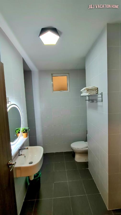 J&J Vacation Home@Novo8 Residence Kampong Tambak エクステリア 写真