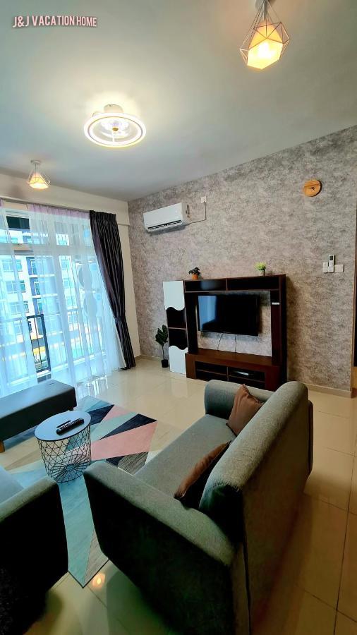 J&J Vacation Home@Novo8 Residence Kampong Tambak エクステリア 写真