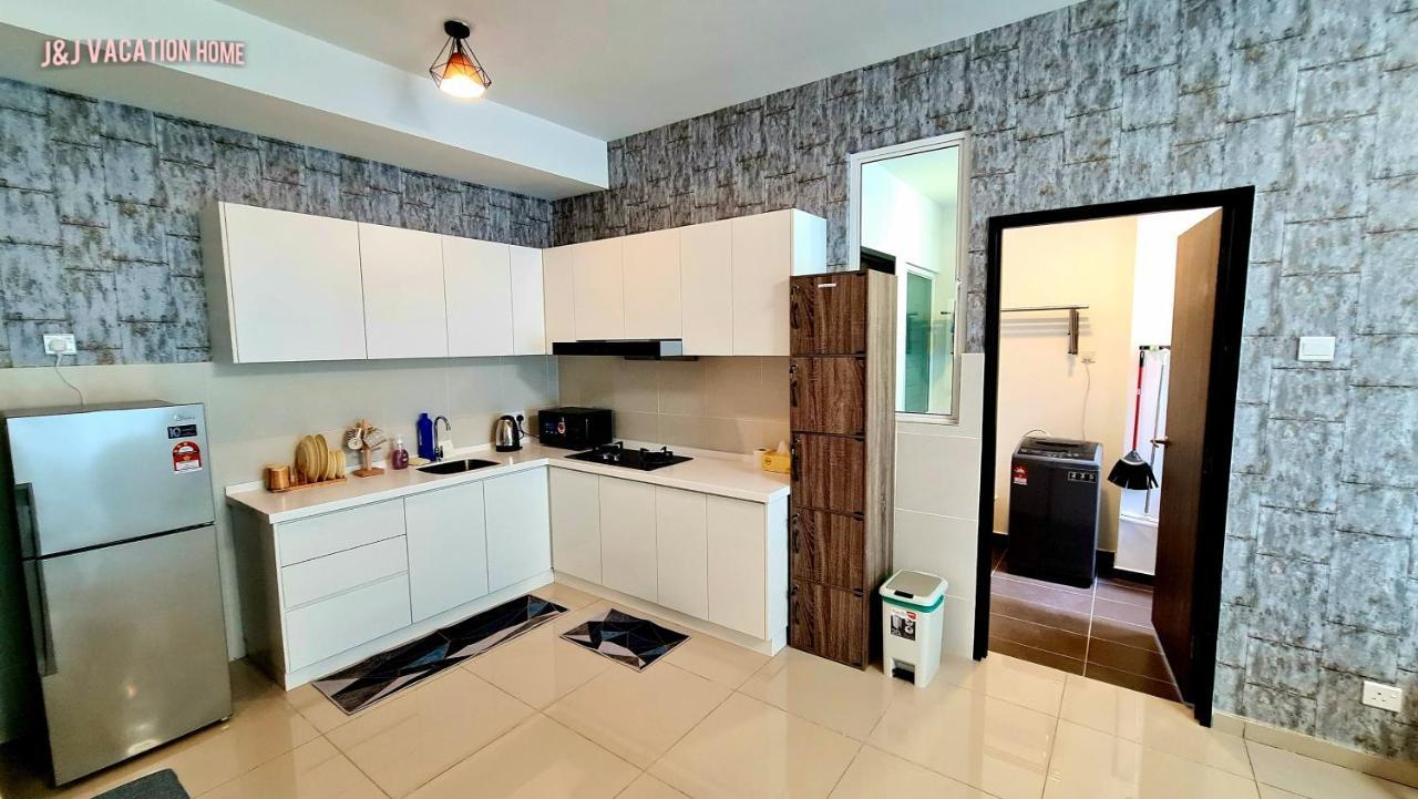 J&J Vacation Home@Novo8 Residence Kampong Tambak エクステリア 写真