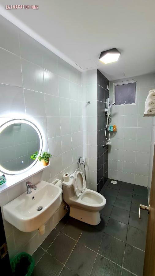 J&J Vacation Home@Novo8 Residence Kampong Tambak エクステリア 写真