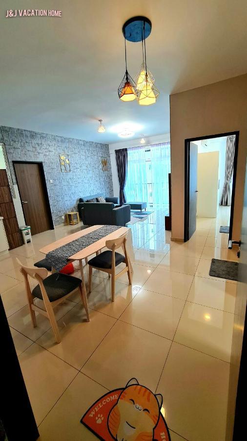 J&J Vacation Home@Novo8 Residence Kampong Tambak エクステリア 写真